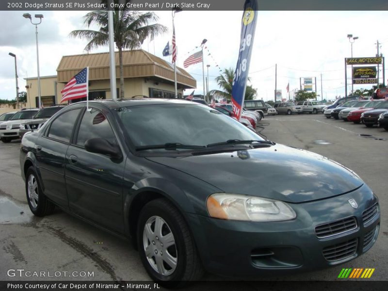 Onyx Green Pearl / Dark Slate Gray 2002 Dodge Stratus SE Plus Sedan