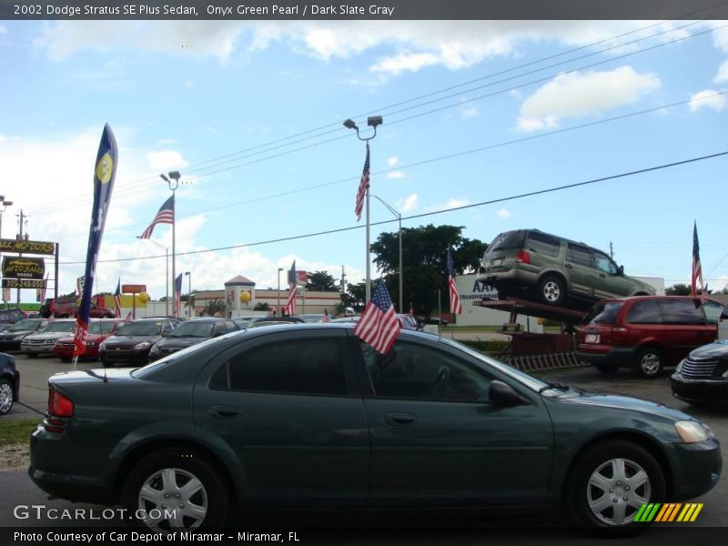Onyx Green Pearl / Dark Slate Gray 2002 Dodge Stratus SE Plus Sedan