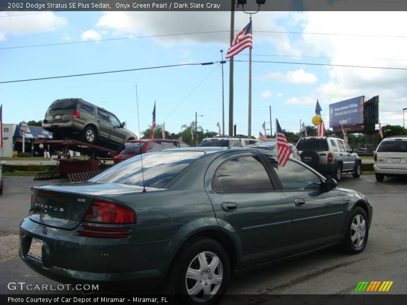 Onyx Green Pearl / Dark Slate Gray 2002 Dodge Stratus SE Plus Sedan