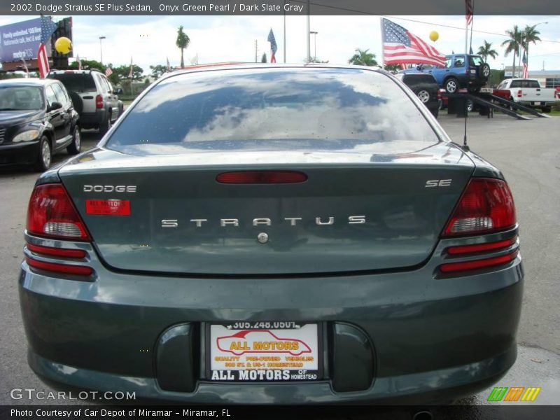 Onyx Green Pearl / Dark Slate Gray 2002 Dodge Stratus SE Plus Sedan