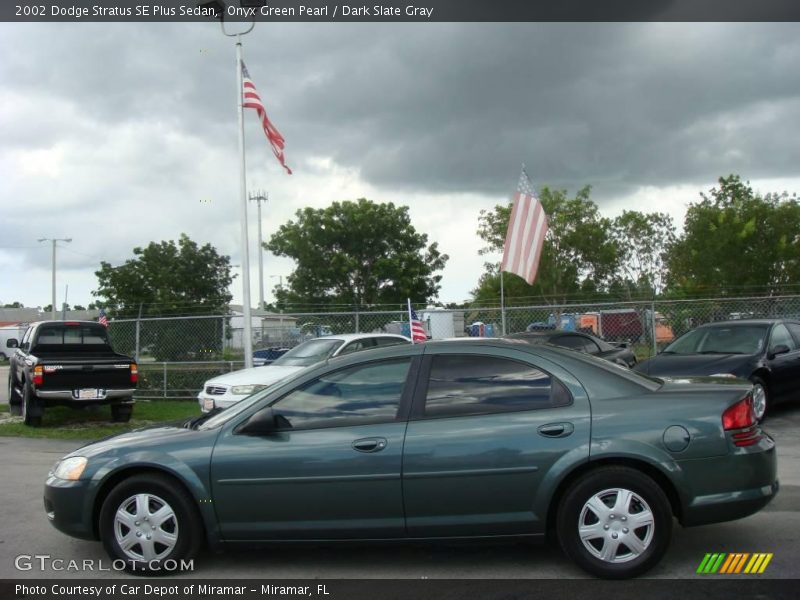 Onyx Green Pearl / Dark Slate Gray 2002 Dodge Stratus SE Plus Sedan