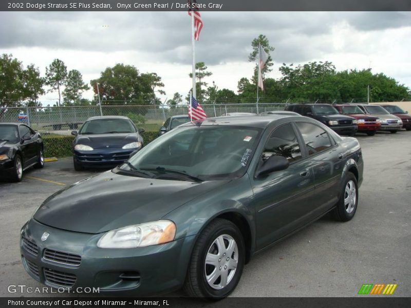 Onyx Green Pearl / Dark Slate Gray 2002 Dodge Stratus SE Plus Sedan