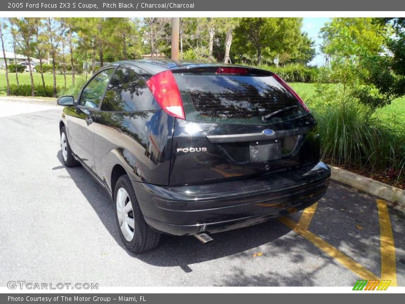 Pitch Black / Charcoal/Charcoal 2005 Ford Focus ZX3 S Coupe