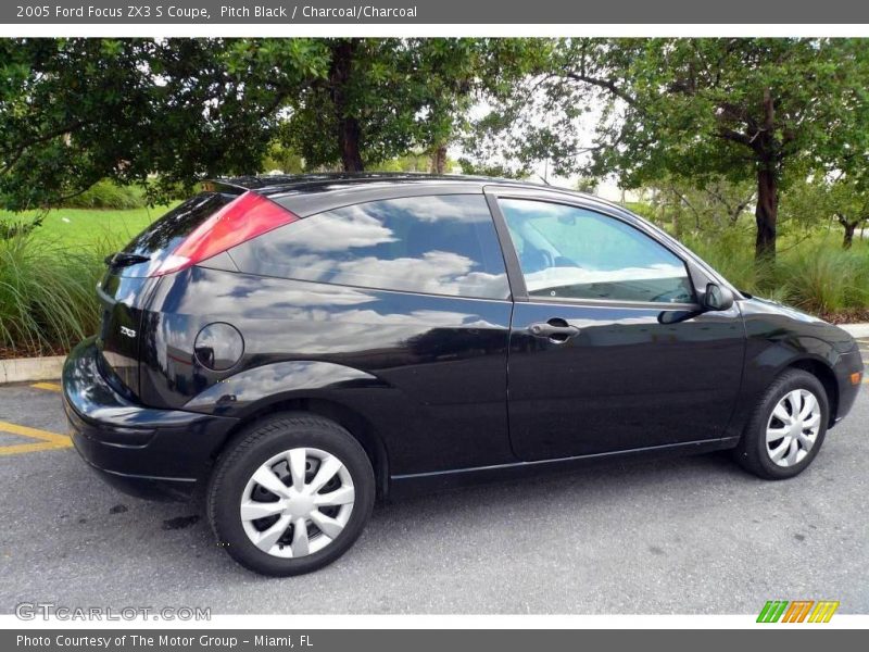 Pitch Black / Charcoal/Charcoal 2005 Ford Focus ZX3 S Coupe