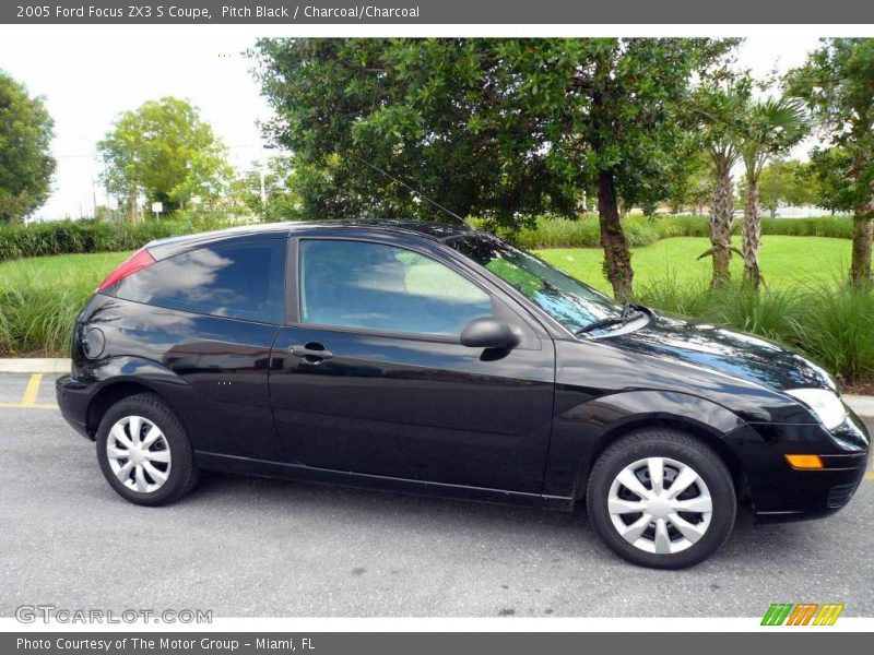 Pitch Black / Charcoal/Charcoal 2005 Ford Focus ZX3 S Coupe