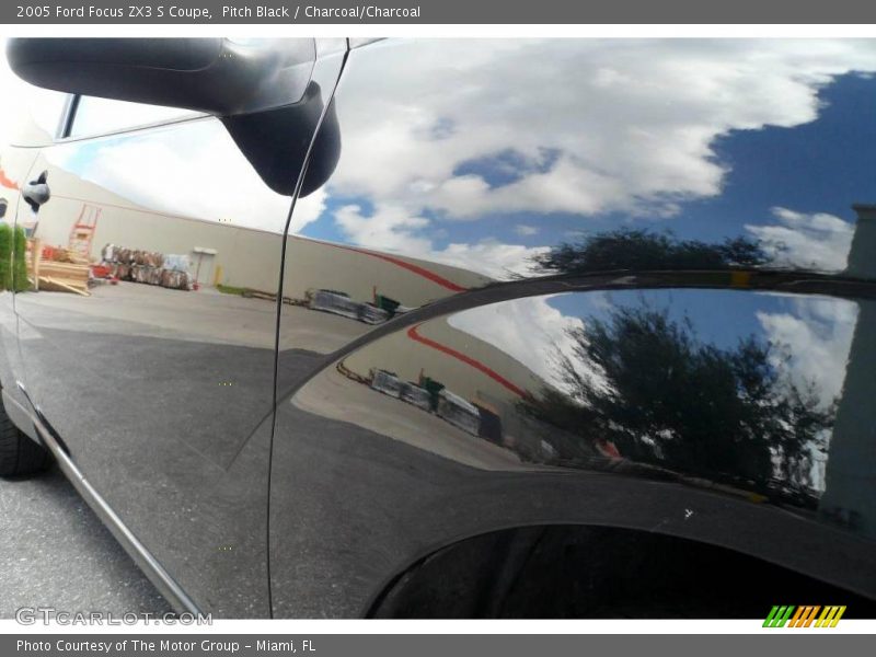 Pitch Black / Charcoal/Charcoal 2005 Ford Focus ZX3 S Coupe