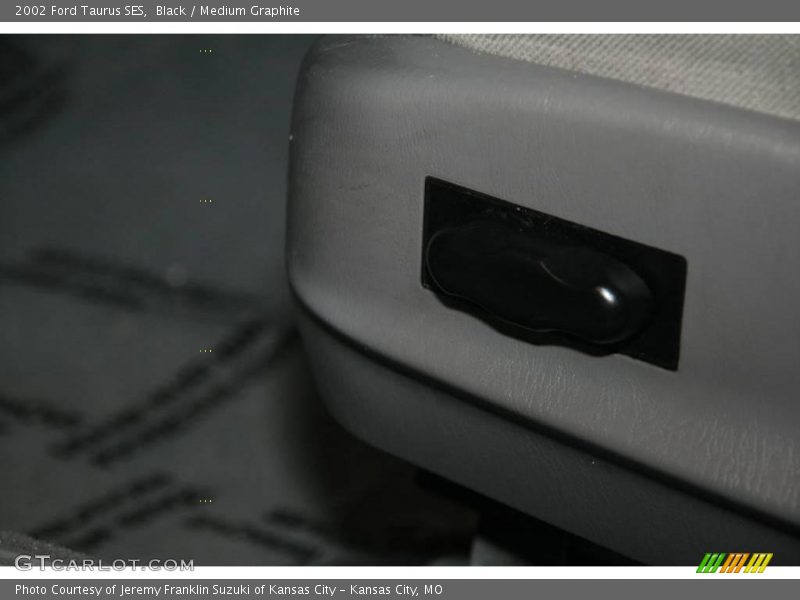 Black / Medium Graphite 2002 Ford Taurus SES
