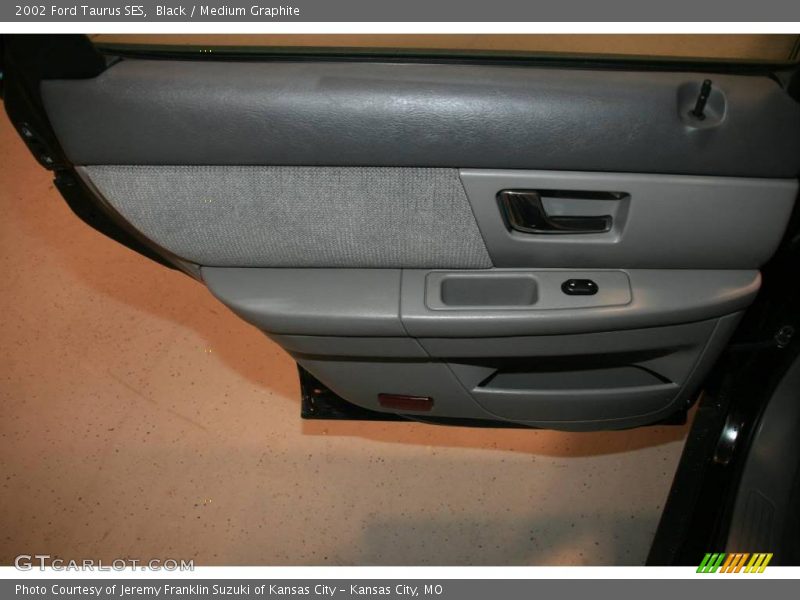 Black / Medium Graphite 2002 Ford Taurus SES