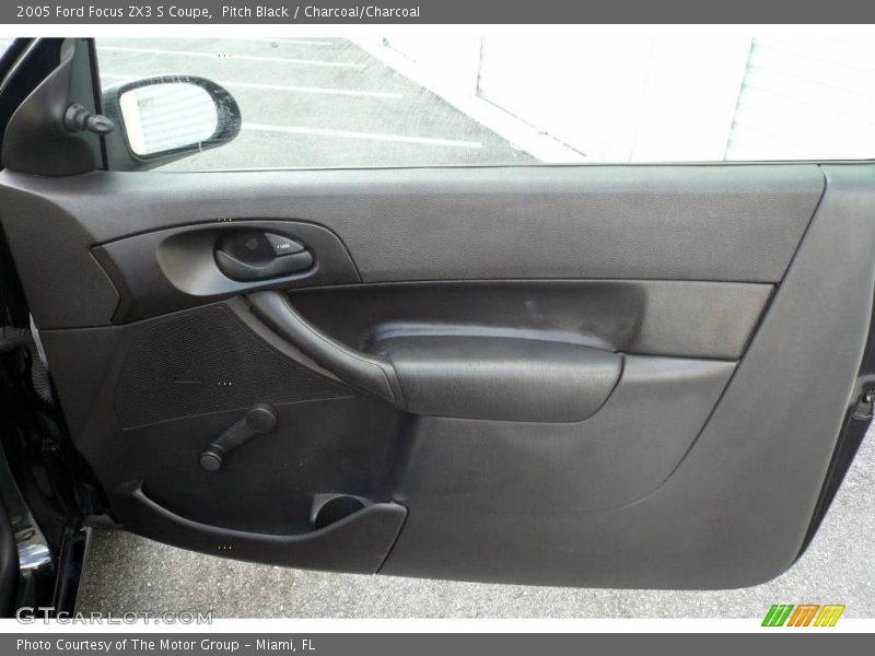 Pitch Black / Charcoal/Charcoal 2005 Ford Focus ZX3 S Coupe