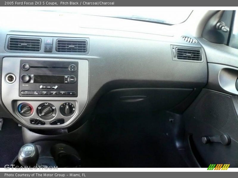 Pitch Black / Charcoal/Charcoal 2005 Ford Focus ZX3 S Coupe