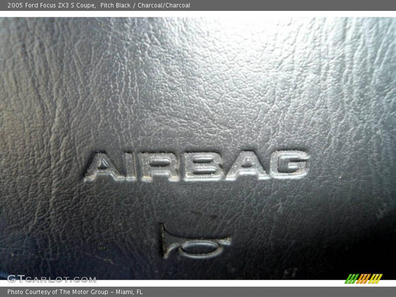 Pitch Black / Charcoal/Charcoal 2005 Ford Focus ZX3 S Coupe