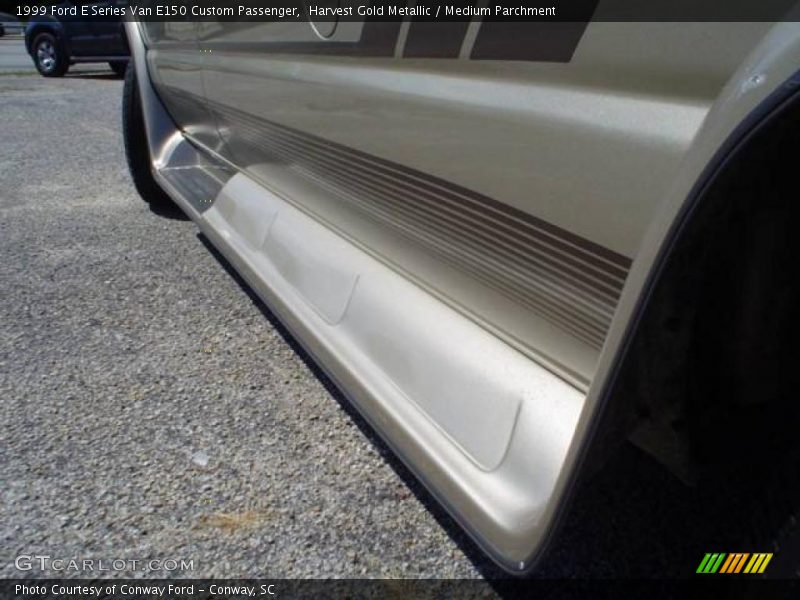 Harvest Gold Metallic / Medium Parchment 1999 Ford E Series Van E150 Custom Passenger
