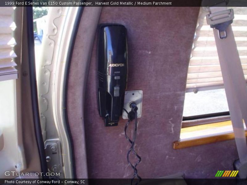 Harvest Gold Metallic / Medium Parchment 1999 Ford E Series Van E150 Custom Passenger