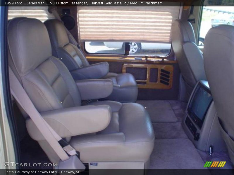 Harvest Gold Metallic / Medium Parchment 1999 Ford E Series Van E150 Custom Passenger