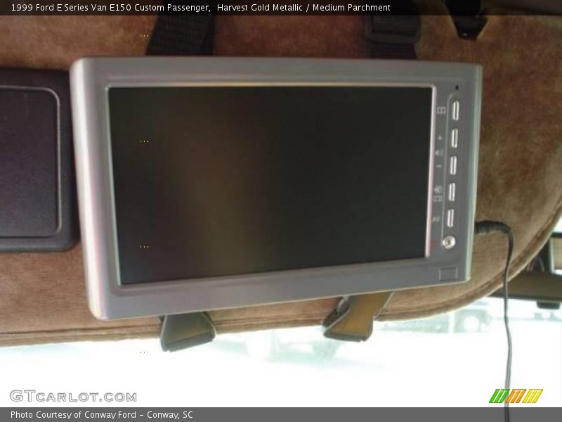 Harvest Gold Metallic / Medium Parchment 1999 Ford E Series Van E150 Custom Passenger