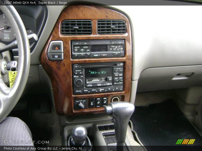 Super Black / Beige 1997 Infiniti QX4 4x4