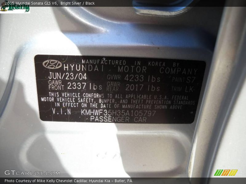 Bright Silver / Black 2005 Hyundai Sonata GLS V6