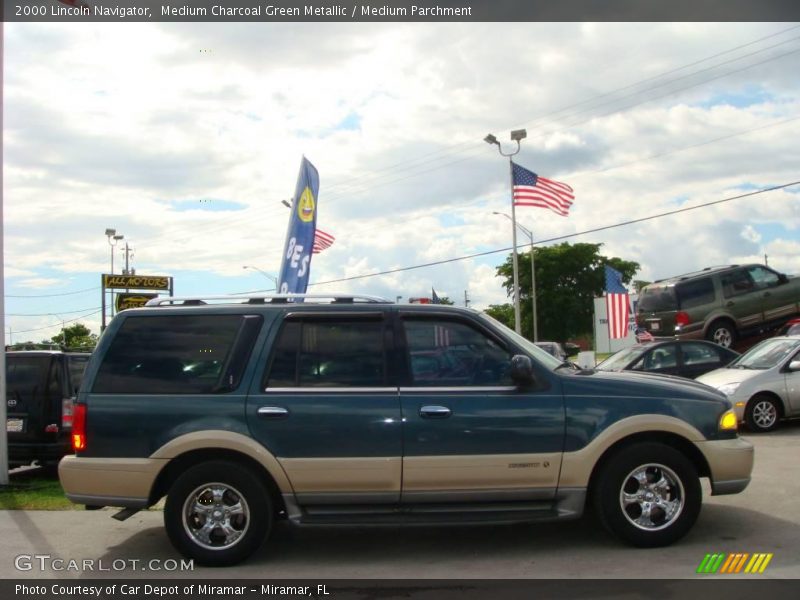 Medium Charcoal Green Metallic / Medium Parchment 2000 Lincoln Navigator