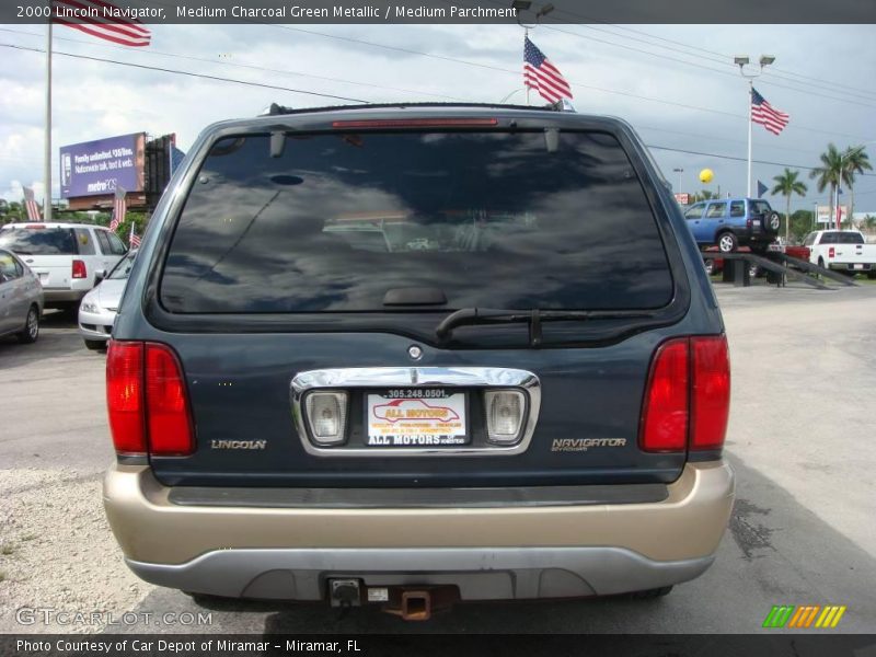 Medium Charcoal Green Metallic / Medium Parchment 2000 Lincoln Navigator