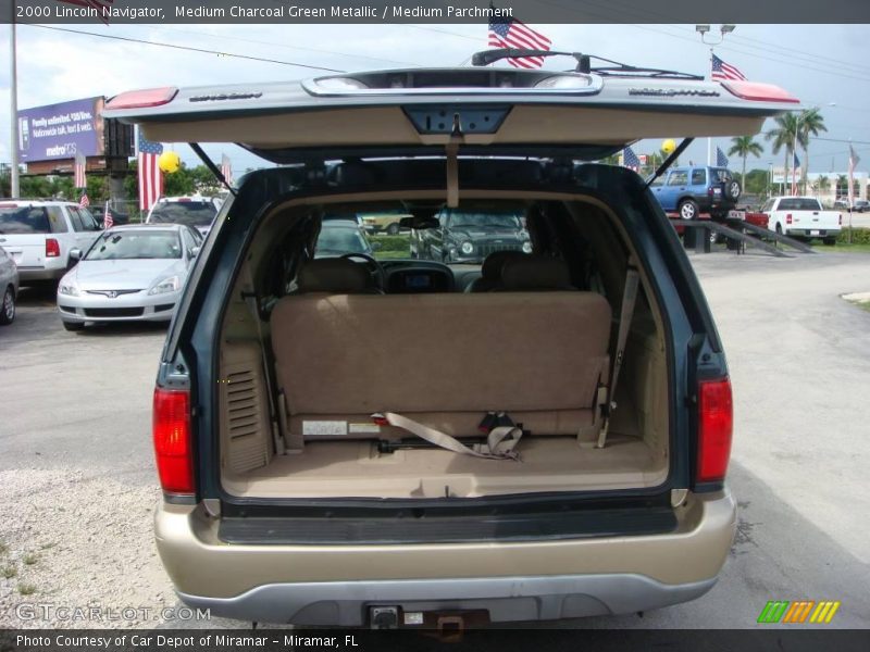 Medium Charcoal Green Metallic / Medium Parchment 2000 Lincoln Navigator