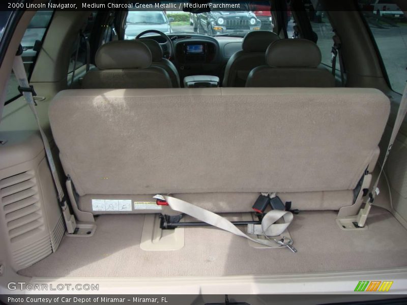 Medium Charcoal Green Metallic / Medium Parchment 2000 Lincoln Navigator
