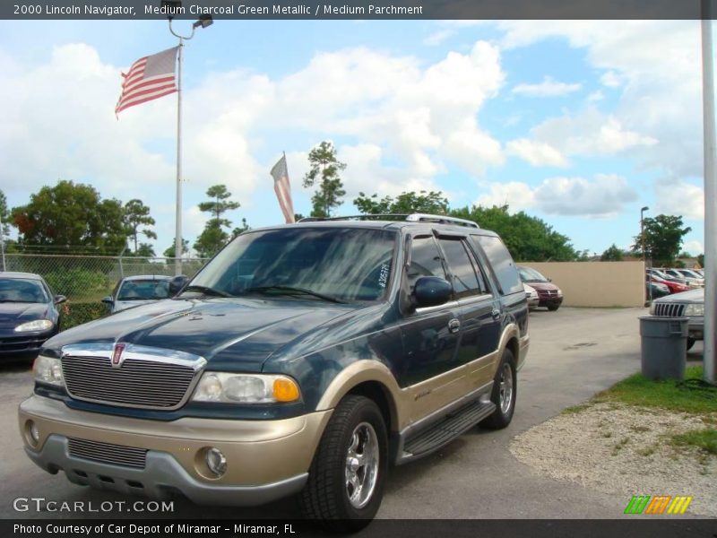 Medium Charcoal Green Metallic / Medium Parchment 2000 Lincoln Navigator