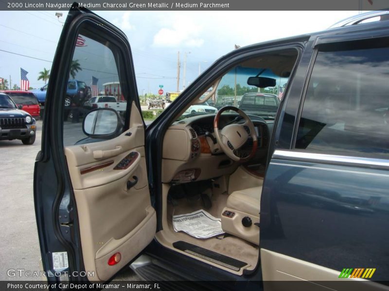 Medium Charcoal Green Metallic / Medium Parchment 2000 Lincoln Navigator