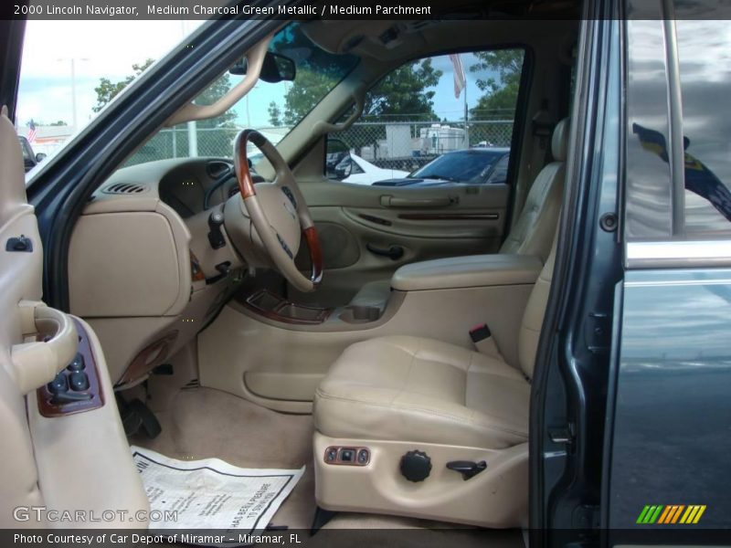 Medium Charcoal Green Metallic / Medium Parchment 2000 Lincoln Navigator