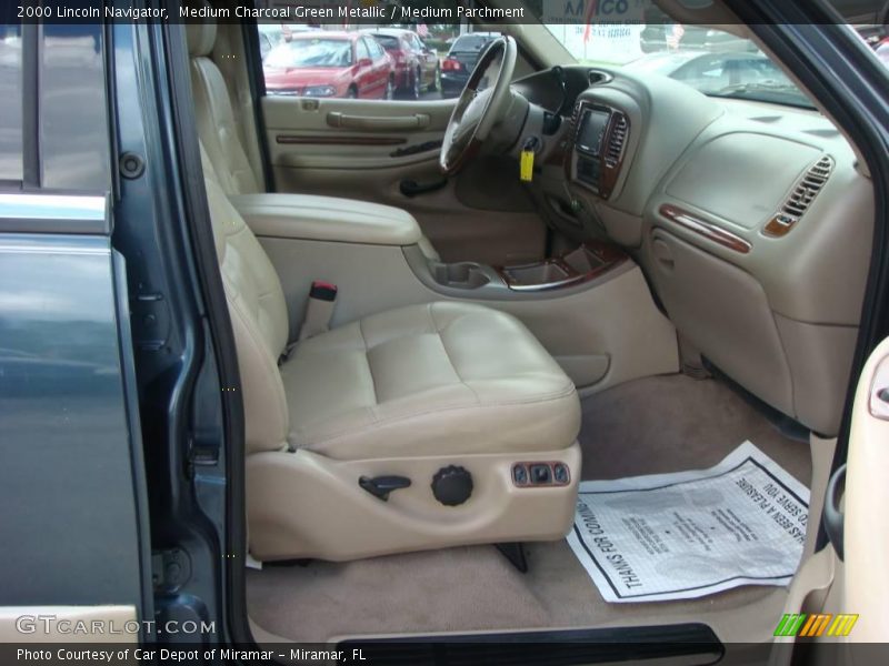 Medium Charcoal Green Metallic / Medium Parchment 2000 Lincoln Navigator
