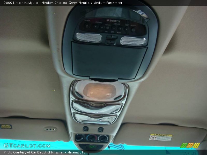 Medium Charcoal Green Metallic / Medium Parchment 2000 Lincoln Navigator