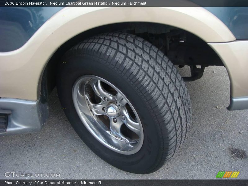 Medium Charcoal Green Metallic / Medium Parchment 2000 Lincoln Navigator