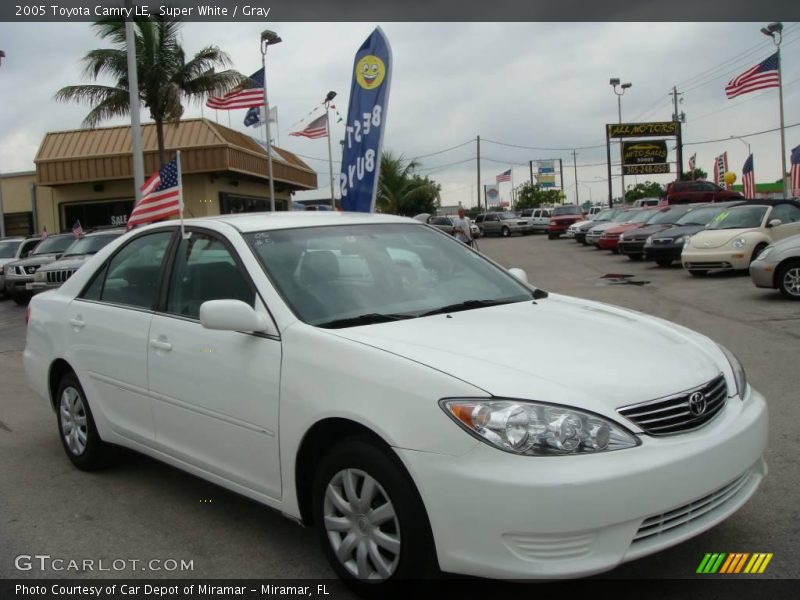 Super White / Gray 2005 Toyota Camry LE