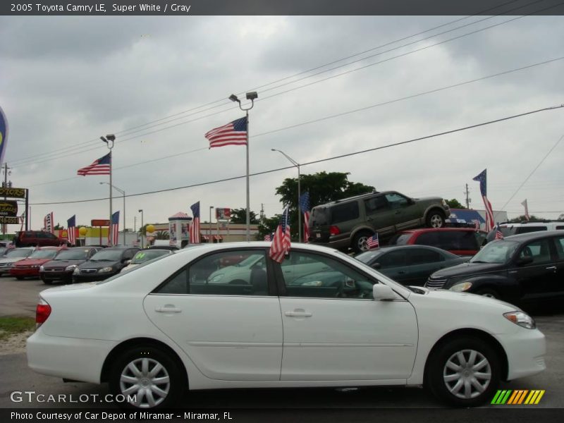 Super White / Gray 2005 Toyota Camry LE