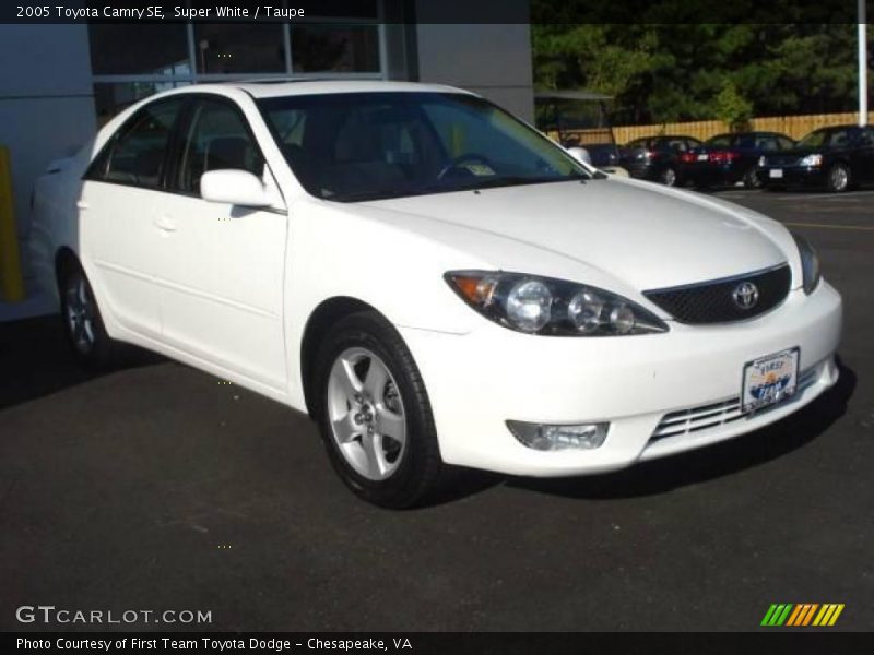 Super White / Taupe 2005 Toyota Camry SE