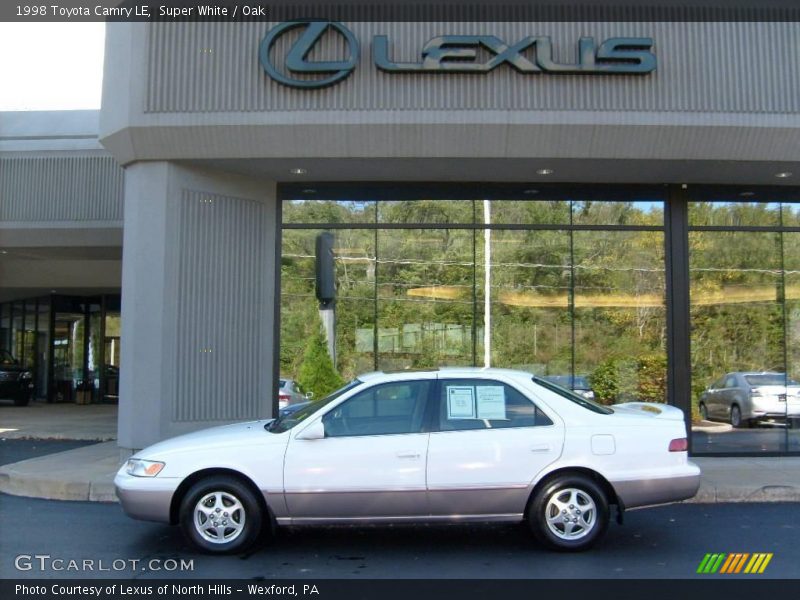 Super White / Oak 1998 Toyota Camry LE