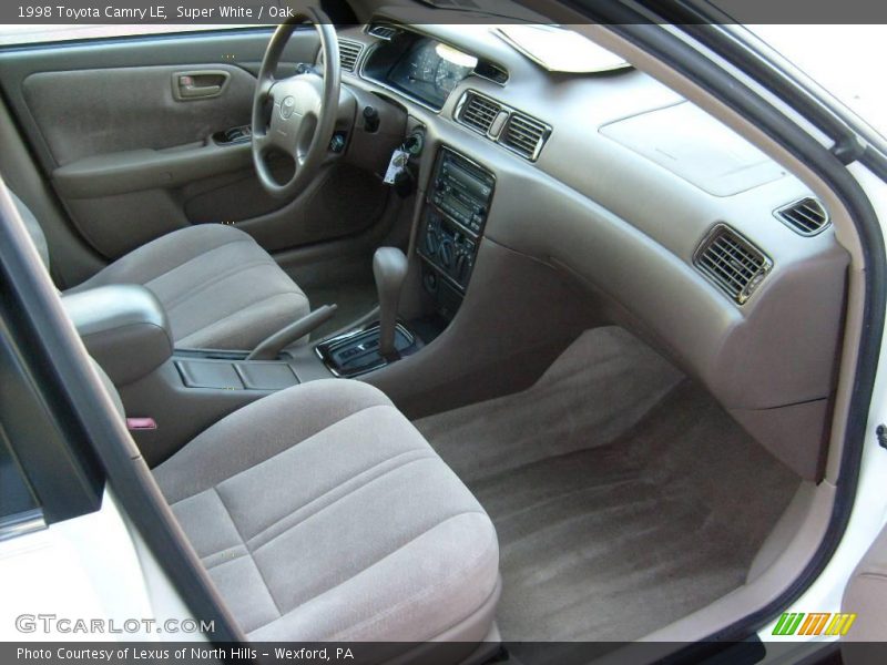 Super White / Oak 1998 Toyota Camry LE