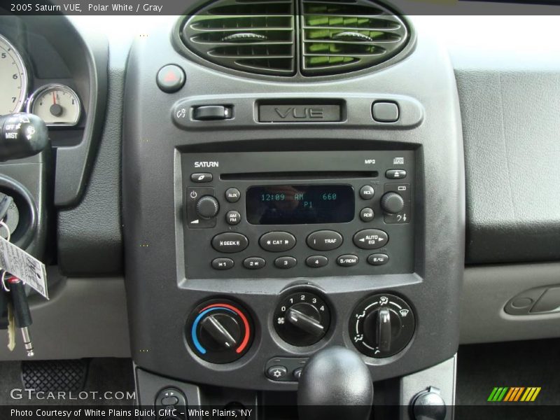 Polar White / Gray 2005 Saturn VUE