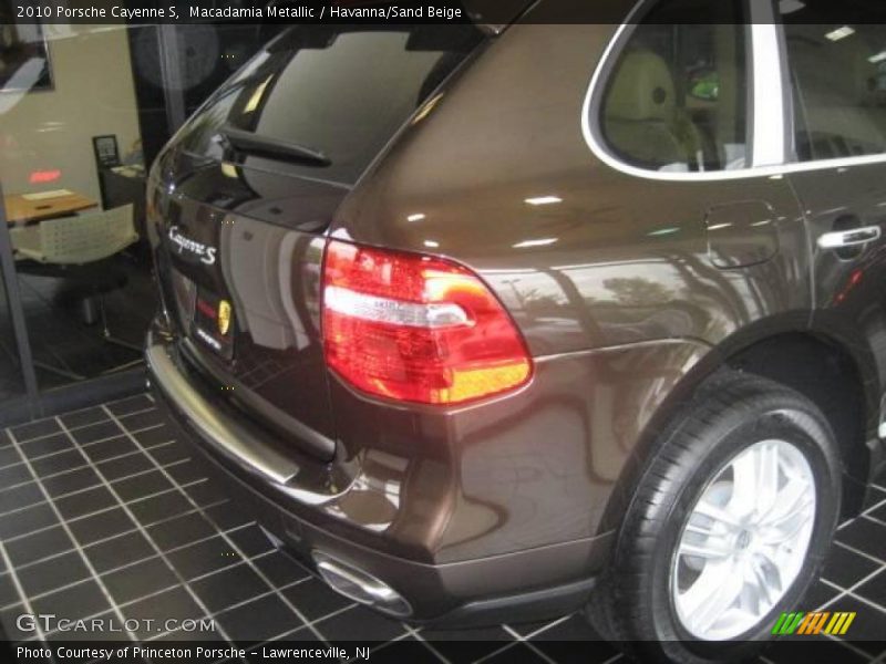 Macadamia Metallic / Havanna/Sand Beige 2010 Porsche Cayenne S