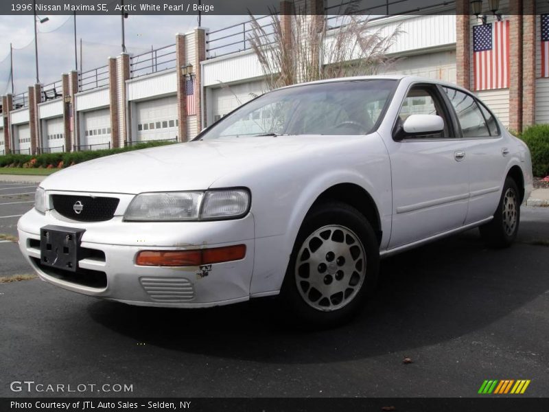 Arctic White Pearl / Beige 1996 Nissan Maxima SE