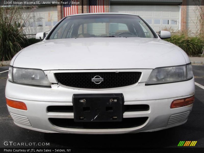 Arctic White Pearl / Beige 1996 Nissan Maxima SE