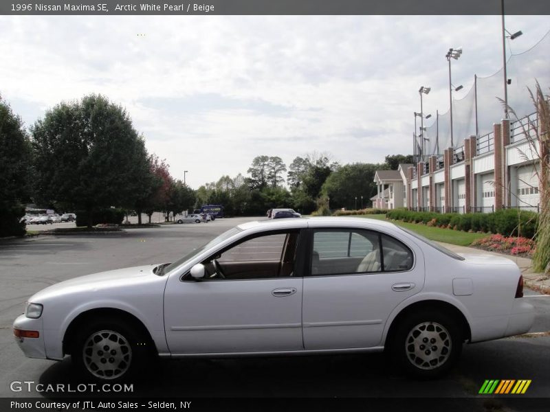 Arctic White Pearl / Beige 1996 Nissan Maxima SE