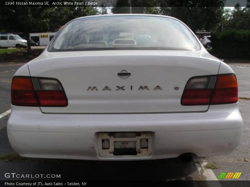 Arctic White Pearl / Beige 1996 Nissan Maxima SE