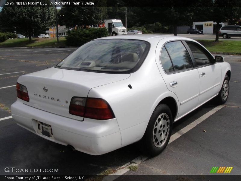 Arctic White Pearl / Beige 1996 Nissan Maxima SE