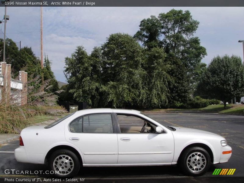 Arctic White Pearl / Beige 1996 Nissan Maxima SE