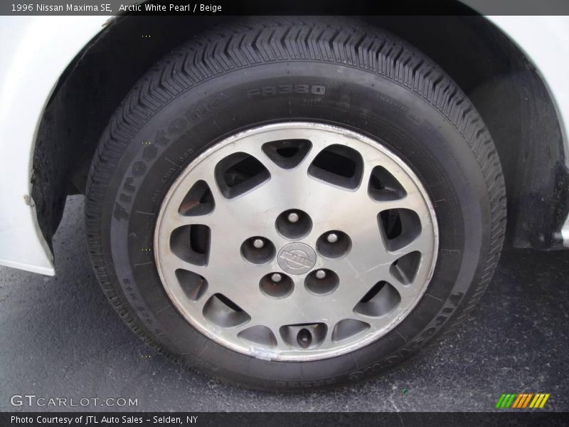 Arctic White Pearl / Beige 1996 Nissan Maxima SE