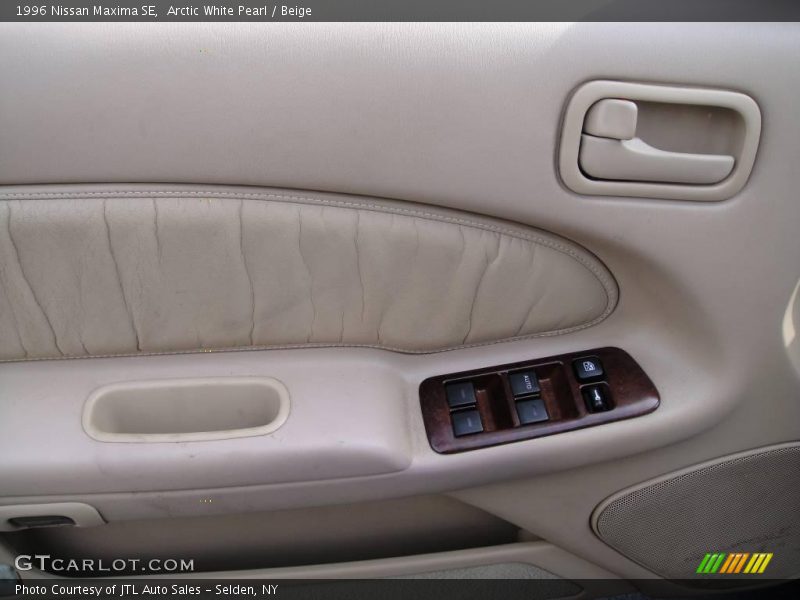Arctic White Pearl / Beige 1996 Nissan Maxima SE