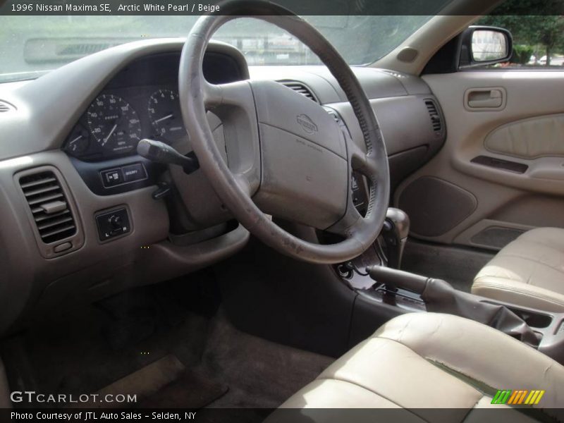 Arctic White Pearl / Beige 1996 Nissan Maxima SE