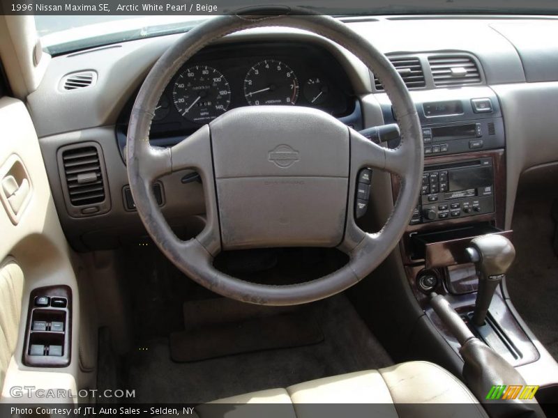 Arctic White Pearl / Beige 1996 Nissan Maxima SE