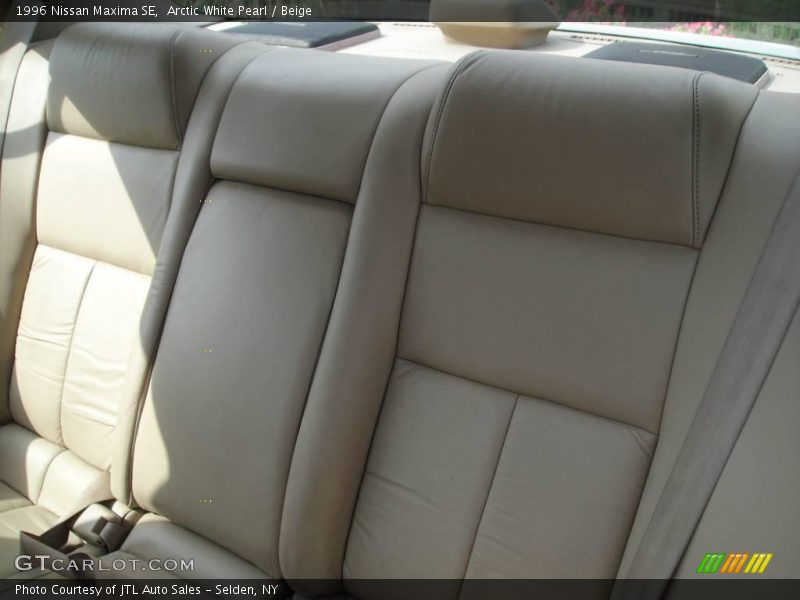 Arctic White Pearl / Beige 1996 Nissan Maxima SE