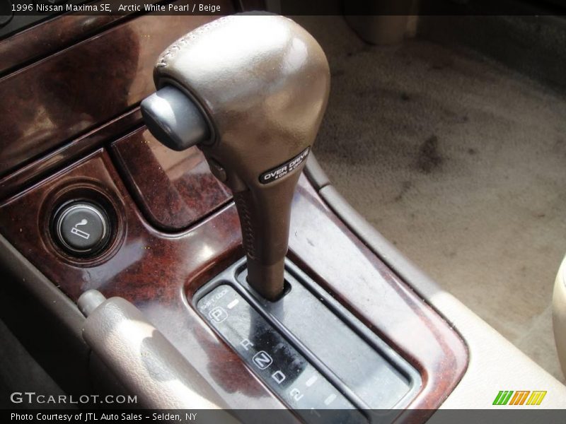Arctic White Pearl / Beige 1996 Nissan Maxima SE